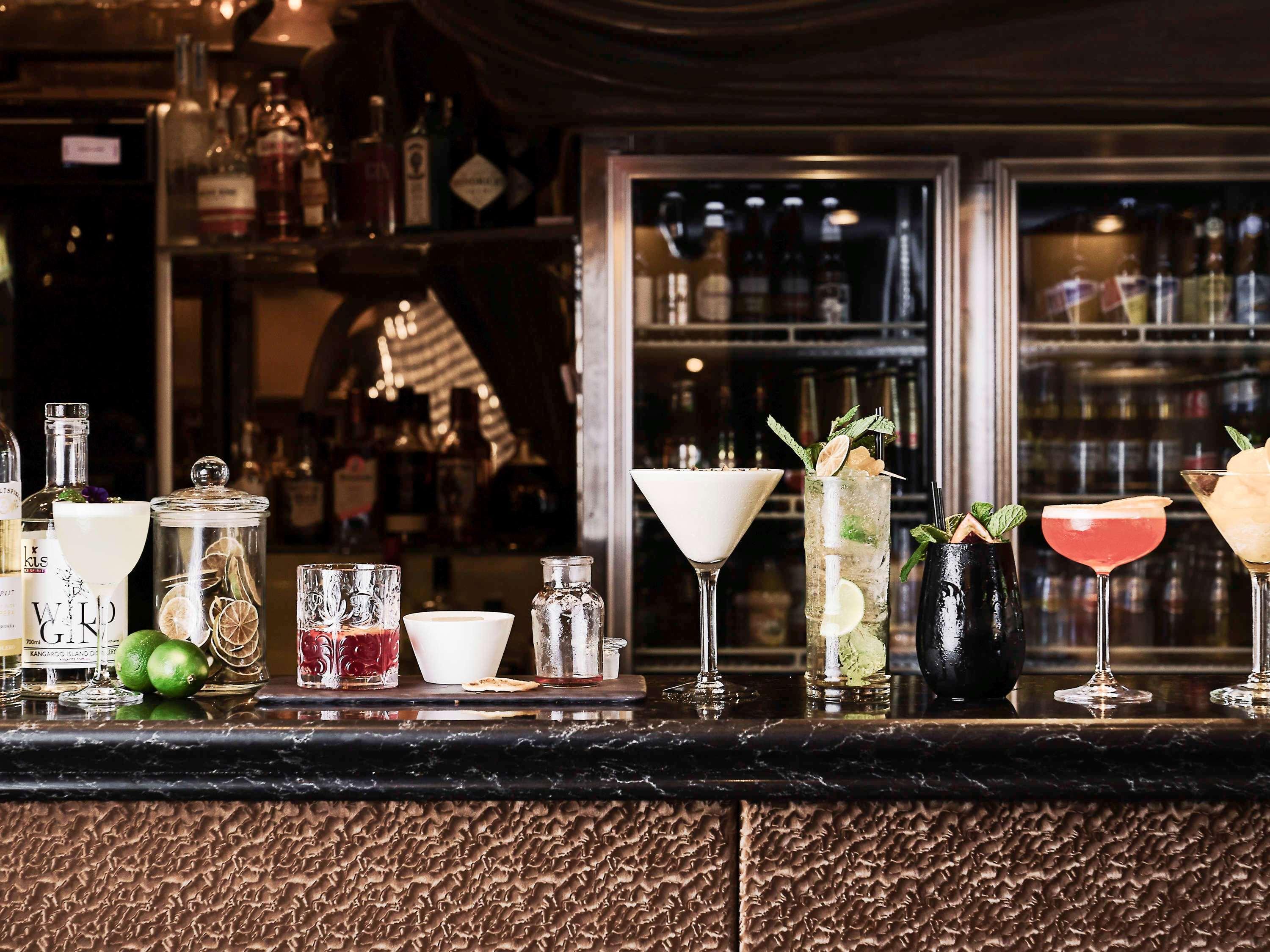 เดอะเพลย์ฟอร์ด แอดิเลด - เอ็มแกลเลอรี่ Hotel ภายนอก รูปภาพ Cocktails at the bar