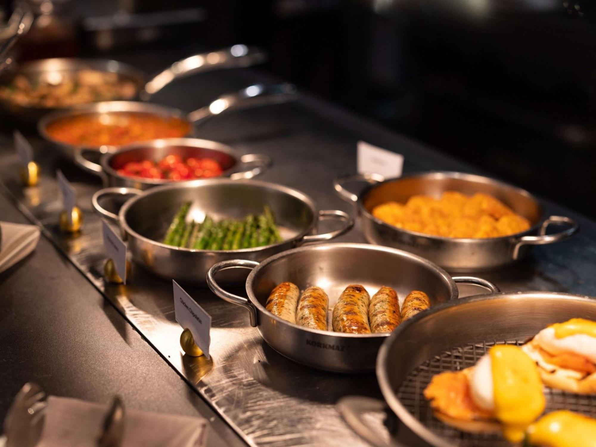 เดอะเพลย์ฟอร์ด แอดิเลด - เอ็มแกลเลอรี่ Hotel ภายนอก รูปภาพ A selection of prepared foods at a buffet
