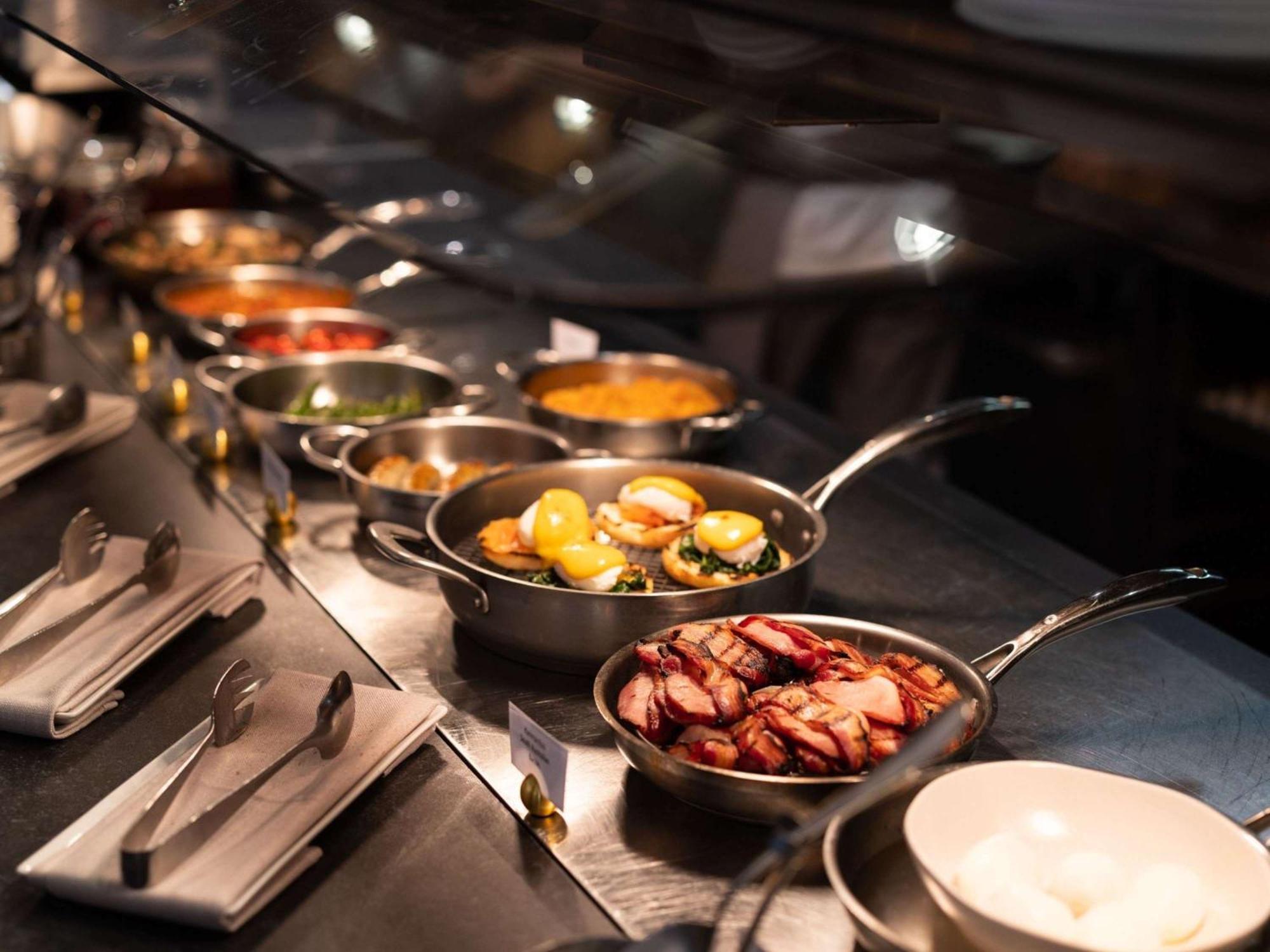 เดอะเพลย์ฟอร์ด แอดิเลด - เอ็มแกลเลอรี่ Hotel ภายนอก รูปภาพ A buffet at a restaurant
