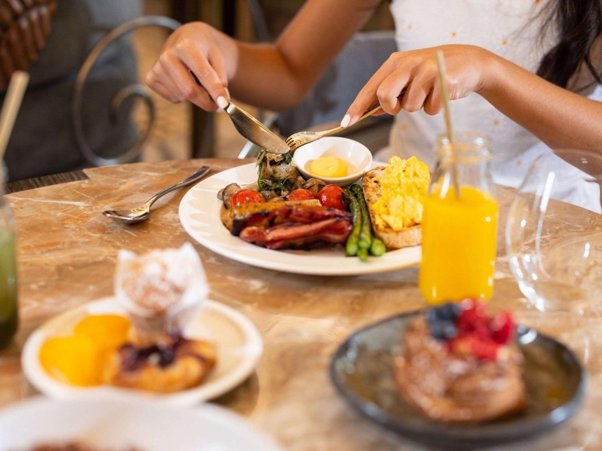 เดอะเพลย์ฟอร์ด แอดิเลด - เอ็มแกลเลอรี่ Hotel ภายนอก รูปภาพ A woman eating breakfast