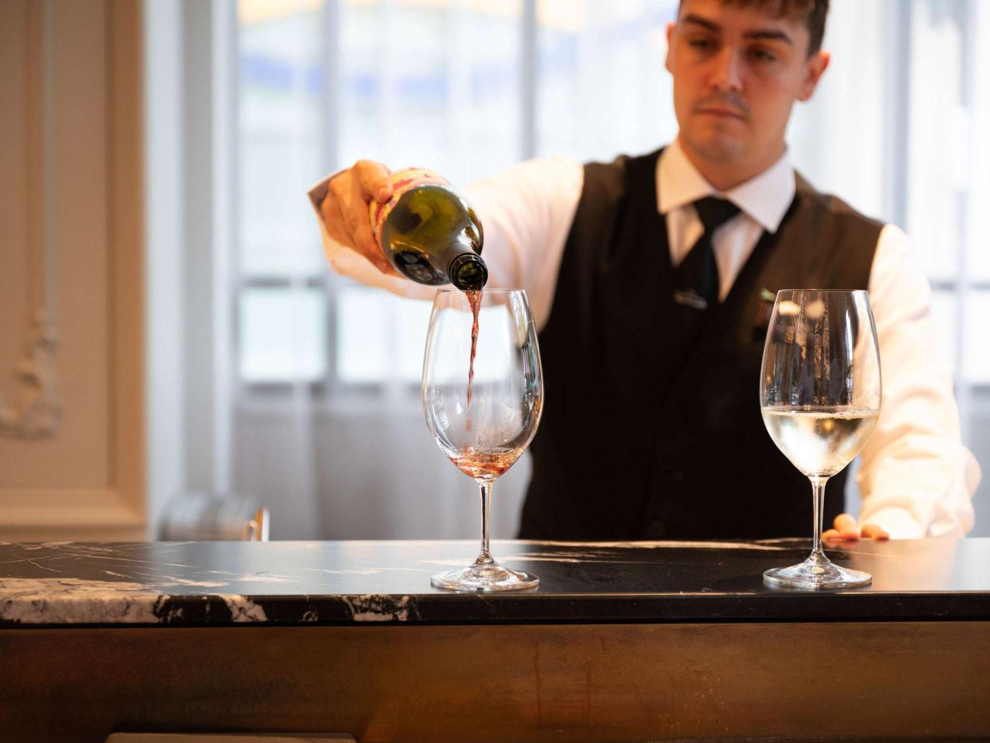เดอะเพลย์ฟอร์ด แอดิเลด - เอ็มแกลเลอรี่ Hotel ภายนอก รูปภาพ A sommelier pouring wine