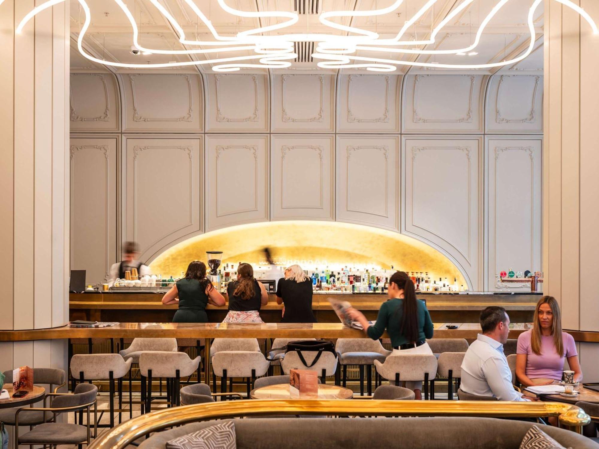 เดอะเพลย์ฟอร์ด แอดิเลด - เอ็มแกลเลอรี่ Hotel ภายนอก รูปภาพ The bar at the London Edition