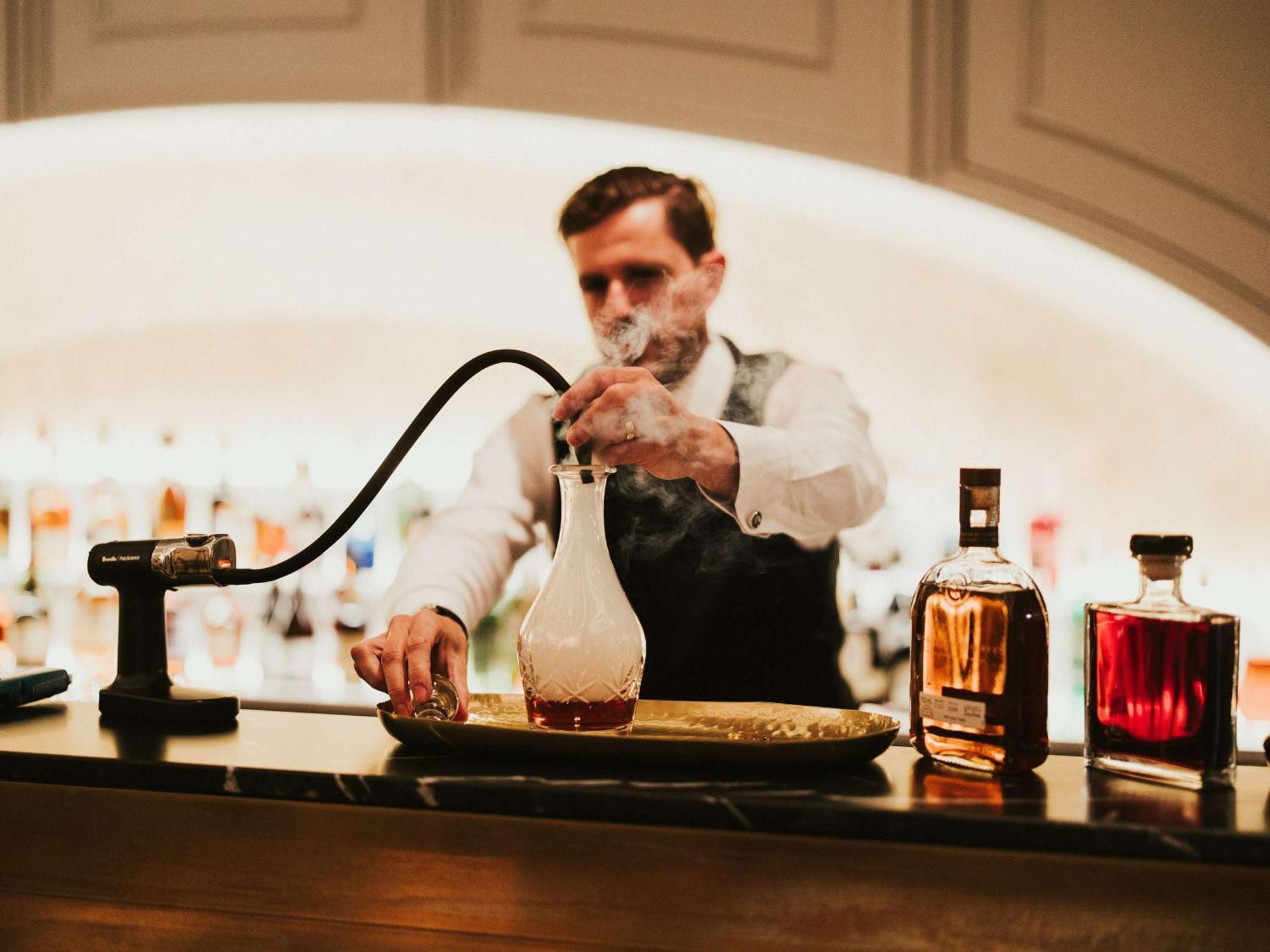 เดอะเพลย์ฟอร์ด แอดิเลด - เอ็มแกลเลอรี่ Hotel ภายนอก รูปภาพ A bartender at work