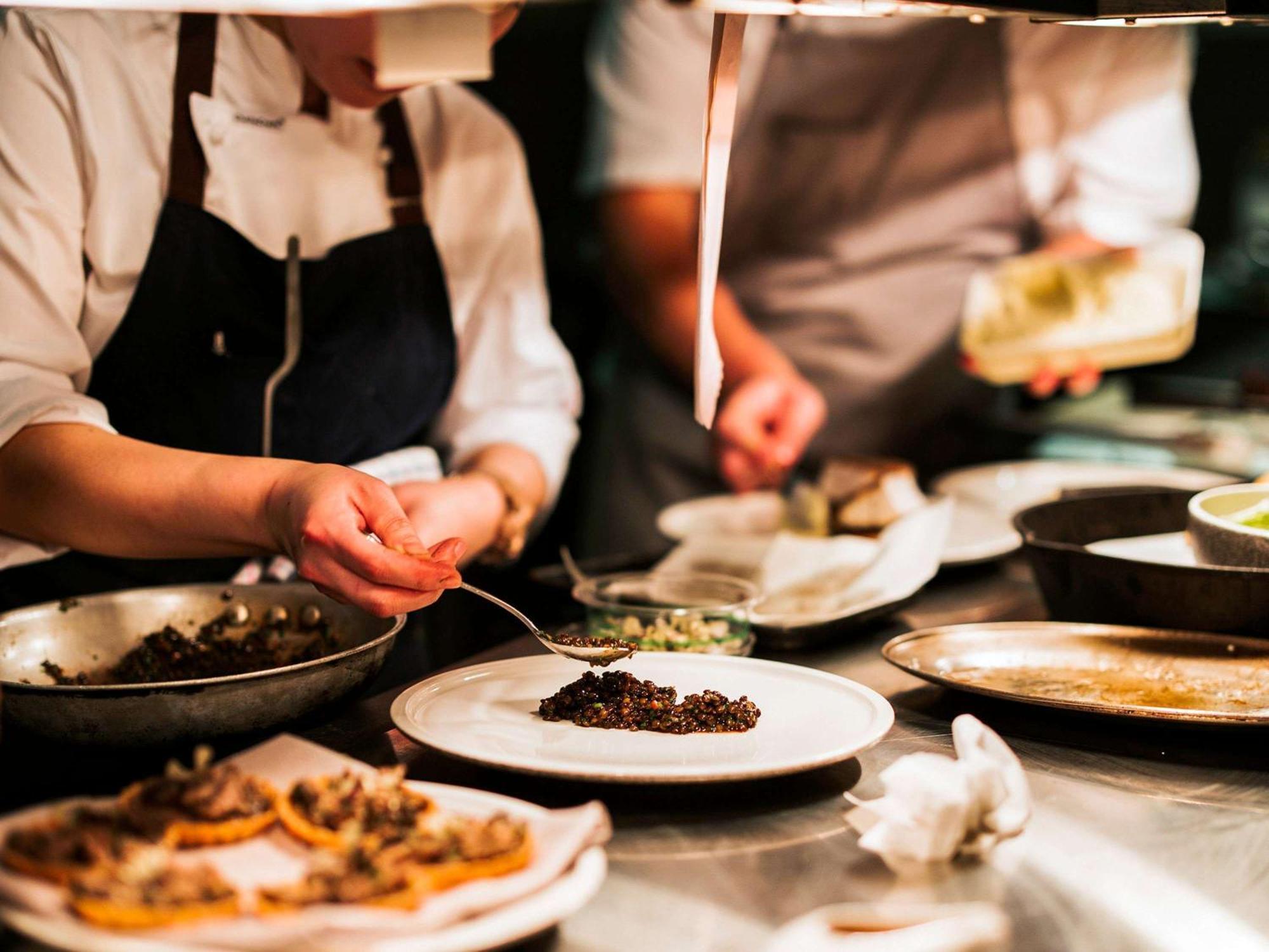 เดอะเพลย์ฟอร์ด แอดิเลด - เอ็มแกลเลอรี่ Hotel ภายนอก รูปภาพ A chef plating a dish