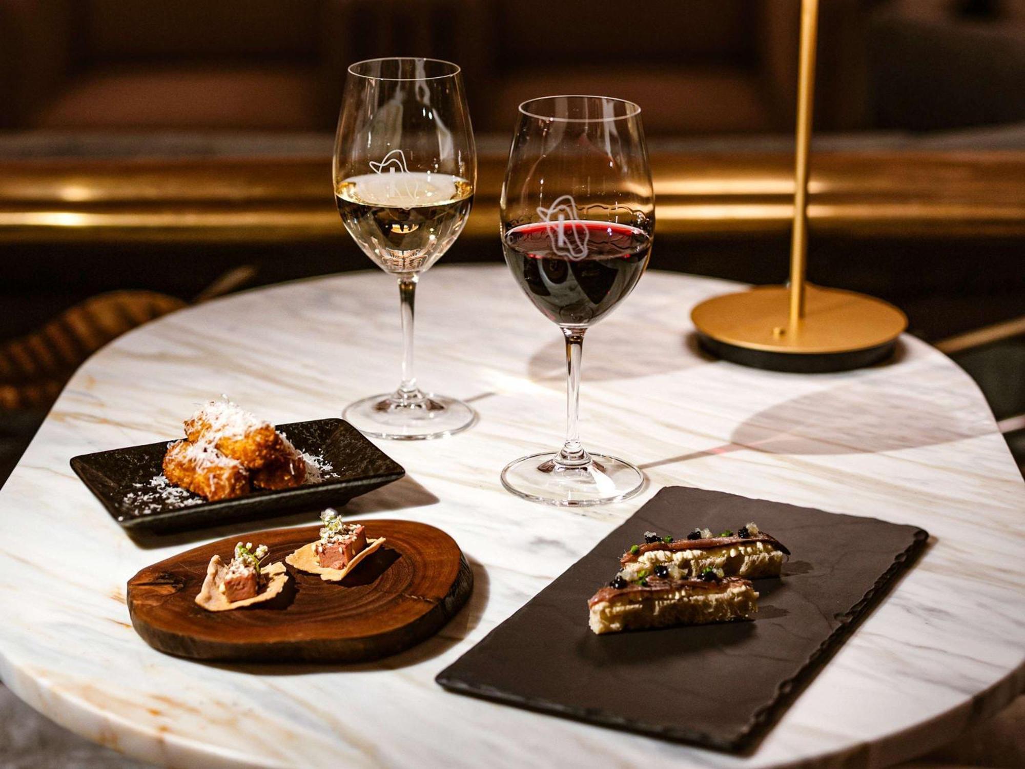 เดอะเพลย์ฟอร์ด แอดิเลด - เอ็มแกลเลอรี่ Hotel ภายนอก รูปภาพ Wine and tapas