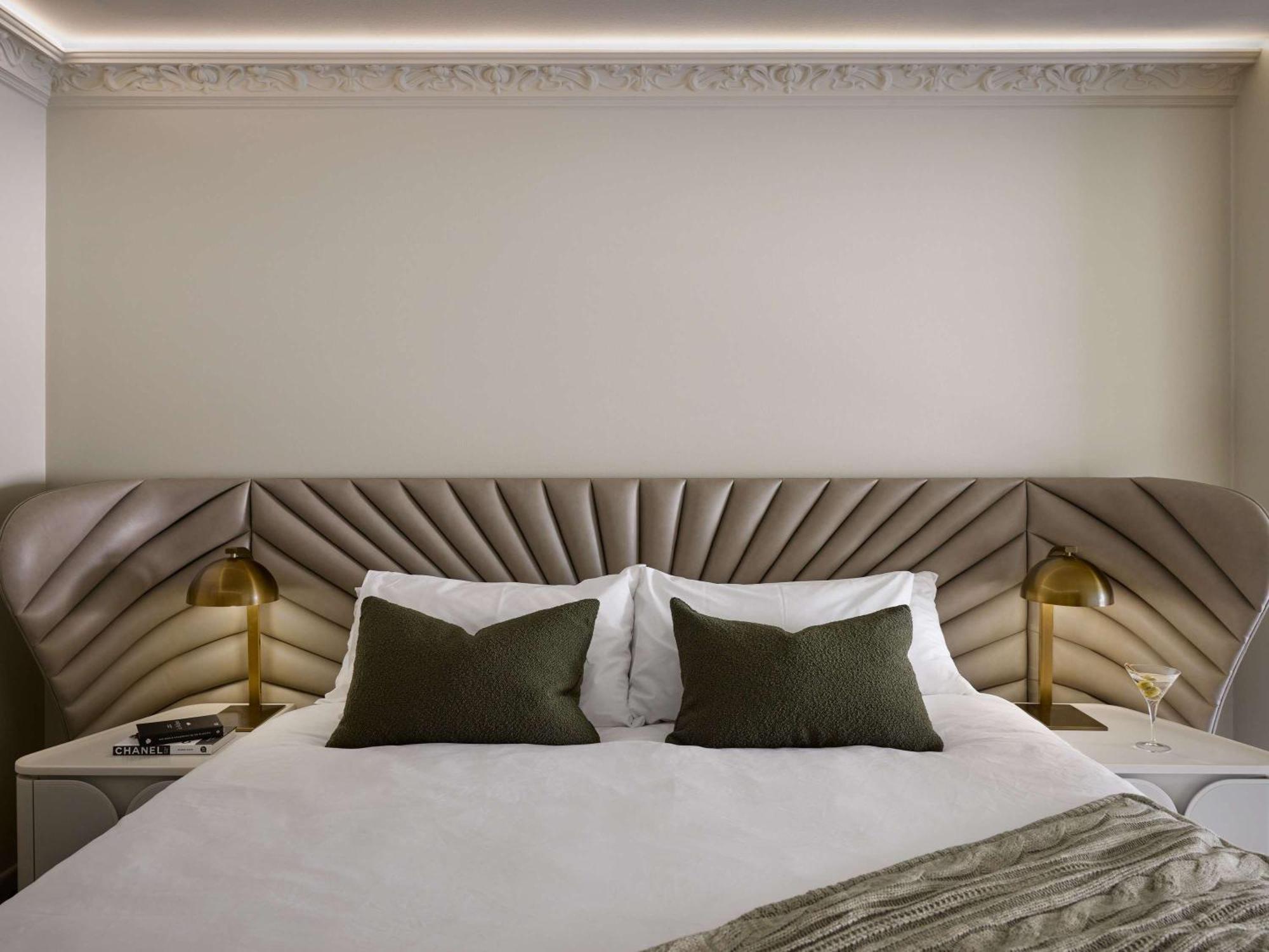 เดอะเพลย์ฟอร์ด แอดิเลด - เอ็มแกลเลอรี่ Hotel ภายนอก รูปภาพ A bed with a headboard