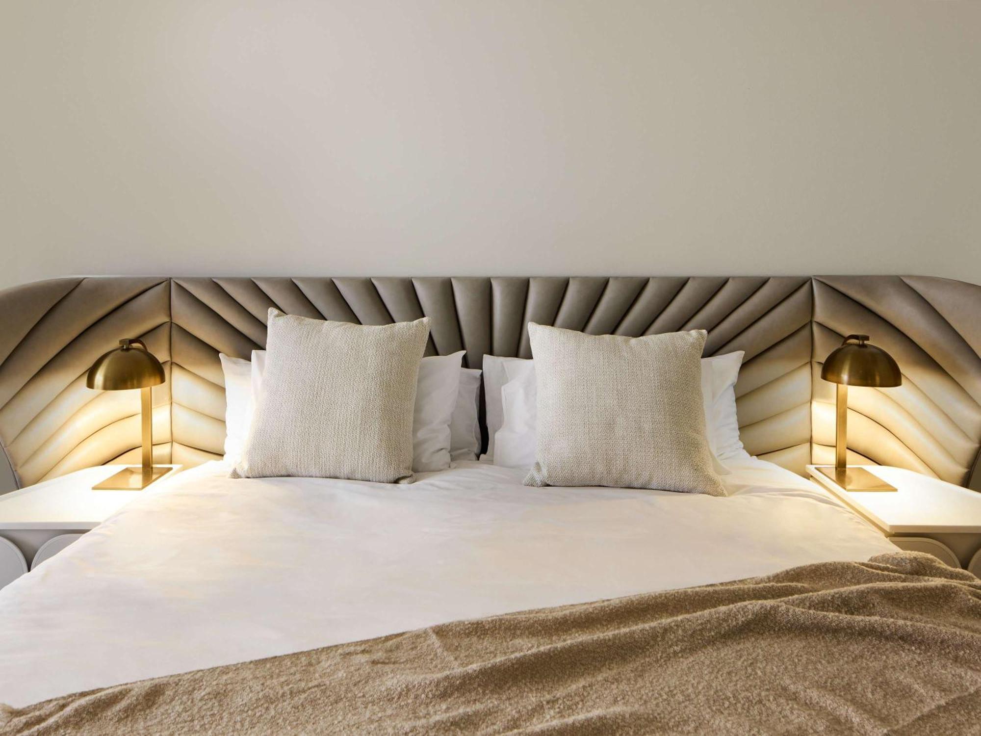 เดอะเพลย์ฟอร์ด แอดิเลด - เอ็มแกลเลอรี่ Hotel ภายนอก รูปภาพ A bed with a headboard