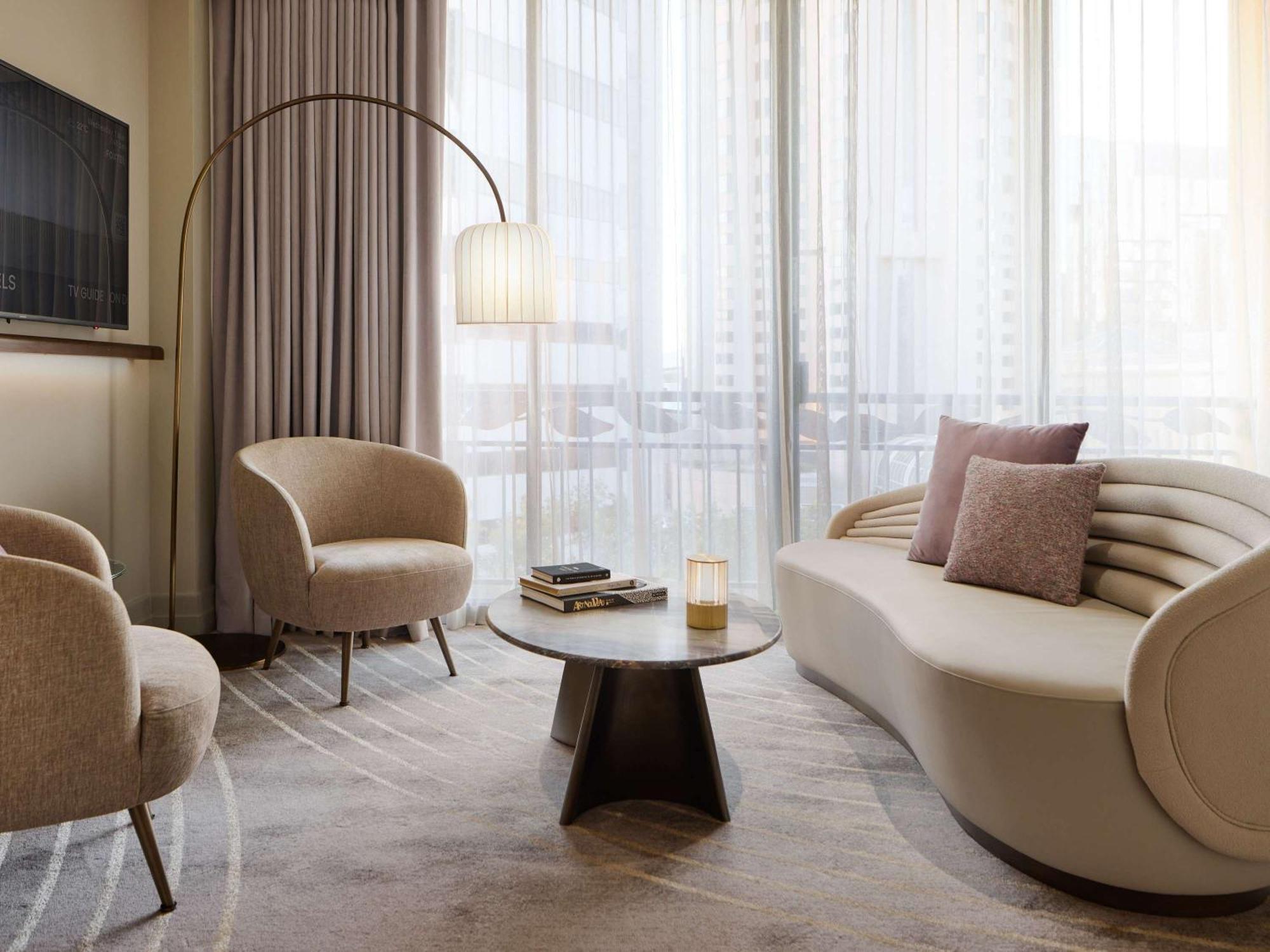 เดอะเพลย์ฟอร์ด แอดิเลด - เอ็มแกลเลอรี่ Hotel ภายนอก รูปภาพ A living room at the hotel