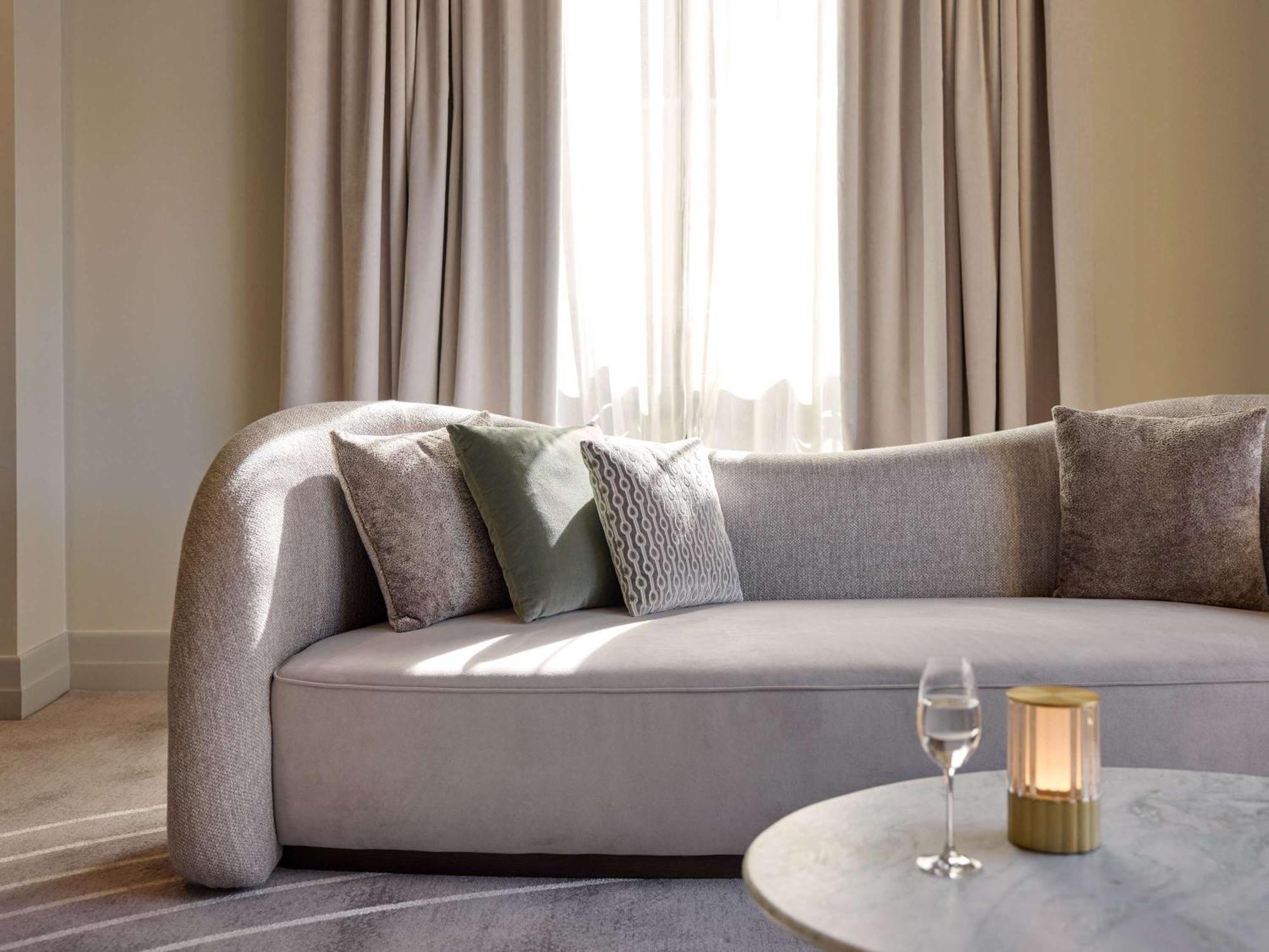 เดอะเพลย์ฟอร์ด แอดิเลด - เอ็มแกลเลอรี่ Hotel ภายนอก รูปภาพ A sofa