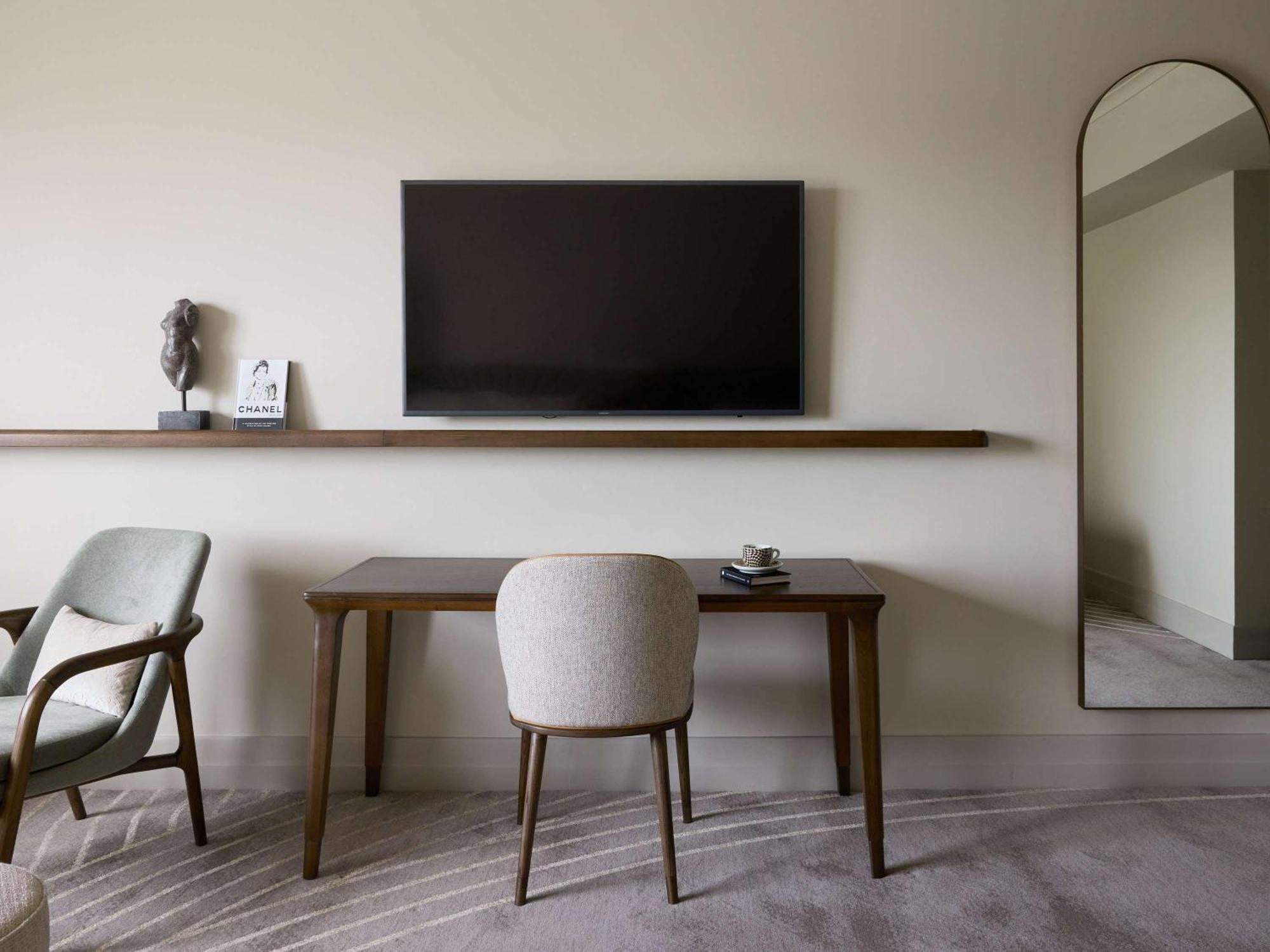 เดอะเพลย์ฟอร์ด แอดิเลด - เอ็มแกลเลอรี่ Hotel ภายนอก รูปภาพ A television mounted on a wall