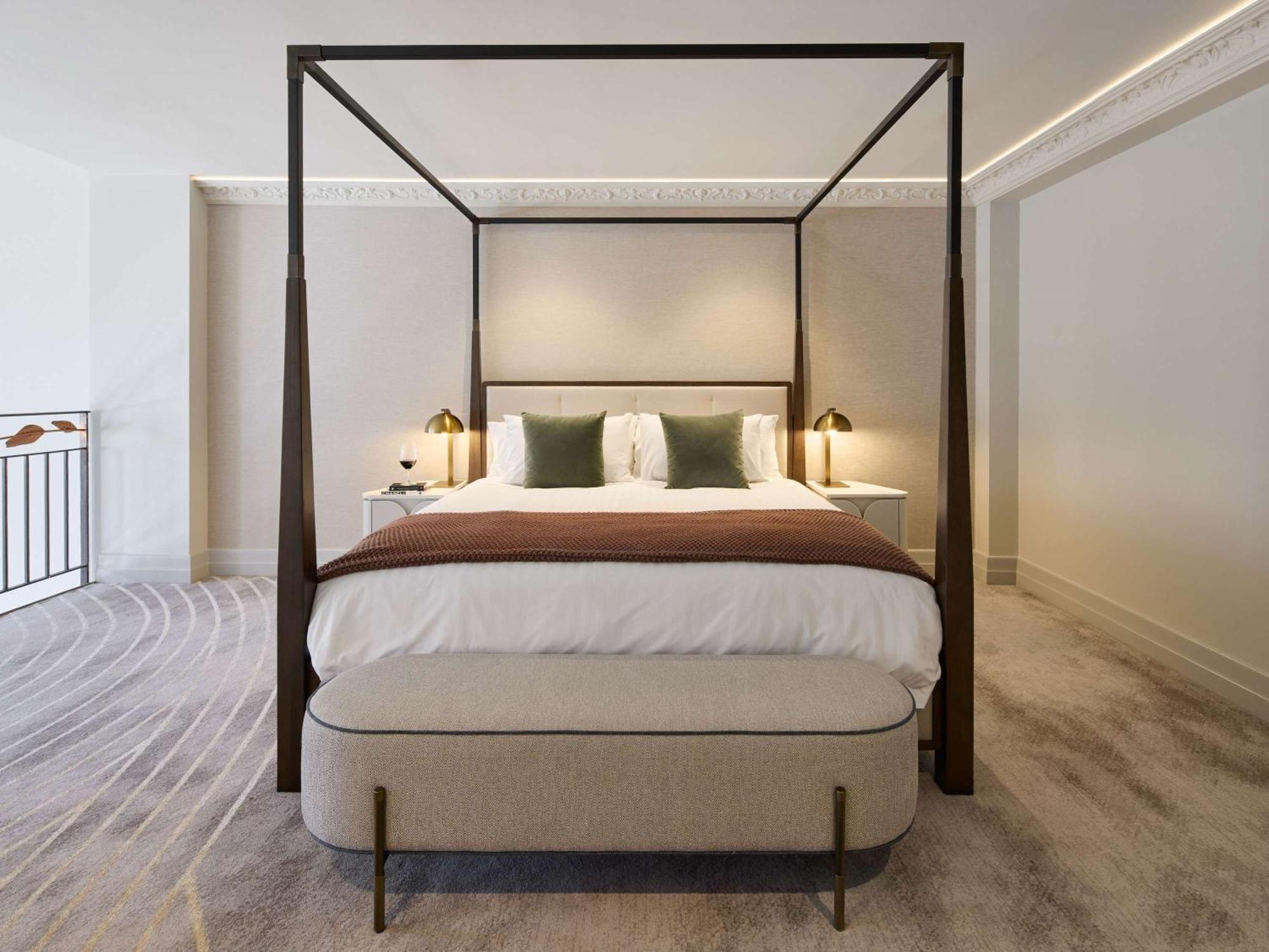 เดอะเพลย์ฟอร์ด แอดิเลด - เอ็มแกลเลอรี่ Hotel ภายนอก รูปภาพ A four-poster bed