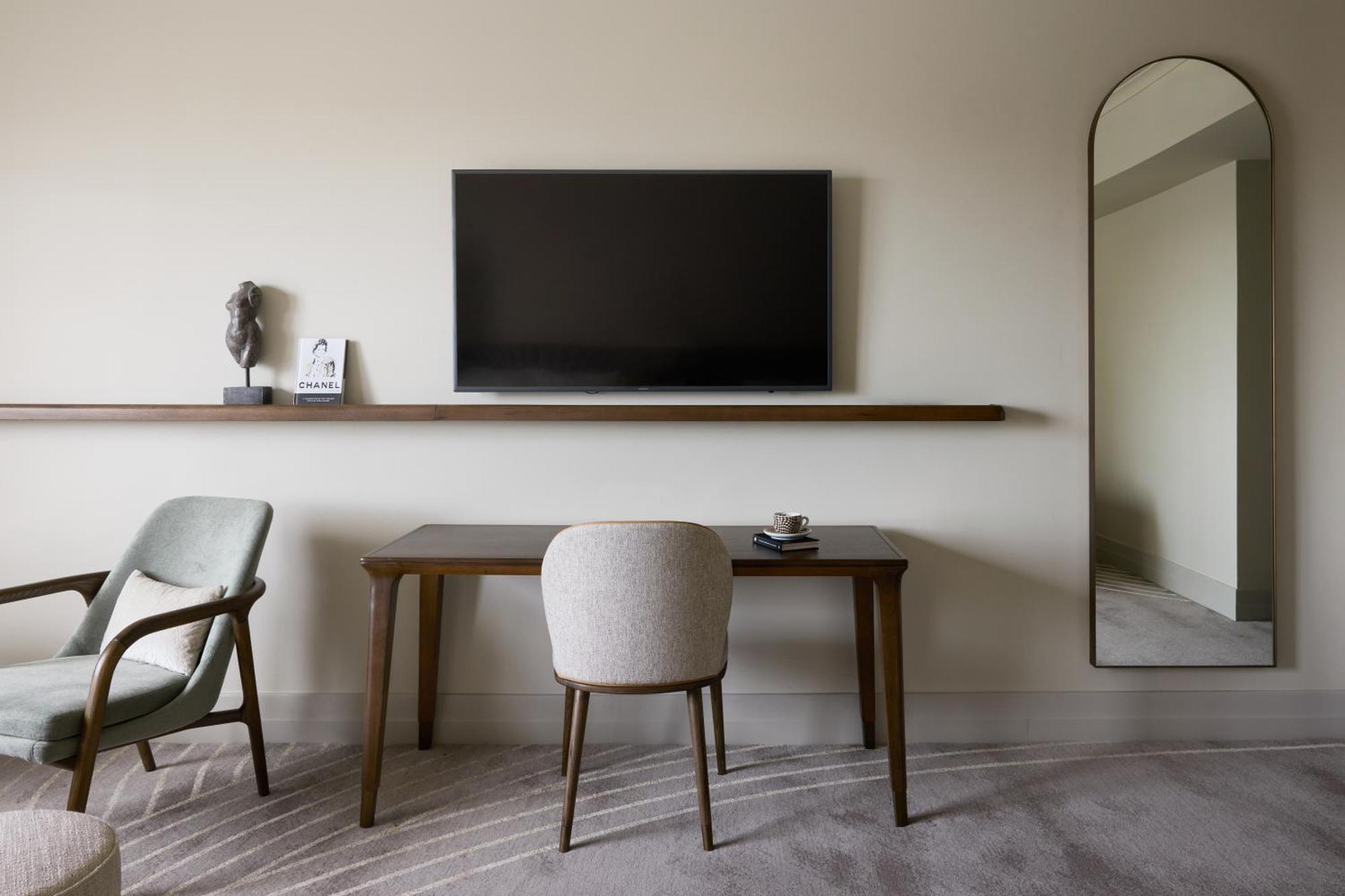 เดอะเพลย์ฟอร์ด แอดิเลด - เอ็มแกลเลอรี่ Hotel ภายนอก รูปภาพ A television mounted on a wall